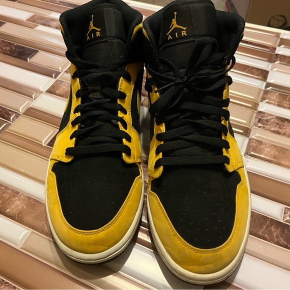 Jordan 1 Retro Mid 'Reverse New Love' Size 11! - Picture 3 of 6